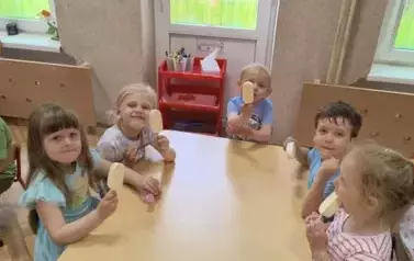 dzieci jedzą lody