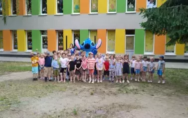 dzieci pozują do zdjęcia z maskotką Stitcha