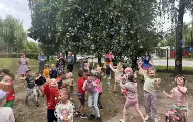 dzieci bawią się z bańkami mydlanymi