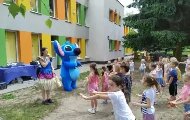 dzieci tańczą z maskotką Stitcha