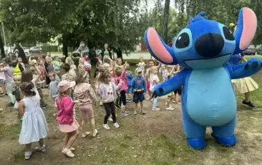 dzieci tańczą z maskotką Stitcha