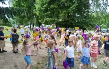 dzieci tańczą z pomponami