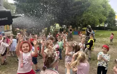 dzieci bawia się w pianie