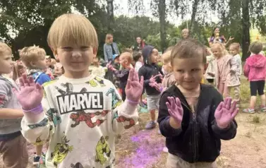 dzieci pokazują kolorowe dłonie