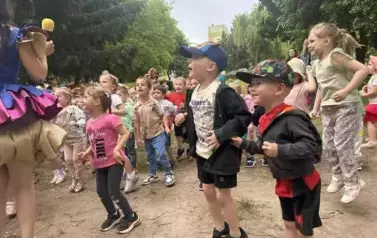 dzieci tańcza z animatorkami