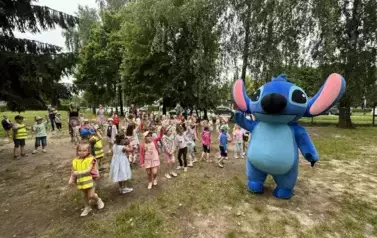 dzieci tańczą z maskotką Stitcha