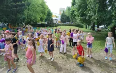 dzieci tańczą w ogrodzie przedszkolnym