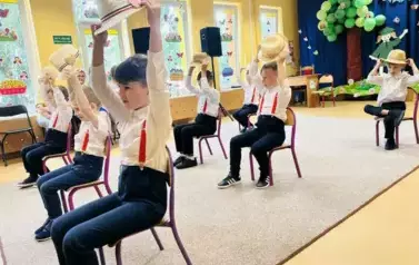 chłopcy siedzą na krzesełkach