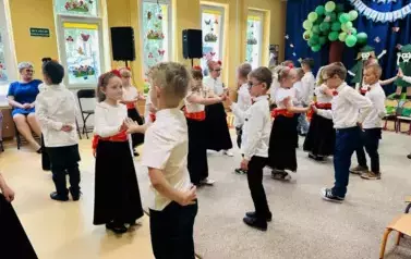 dzieci tańczą poloneza
