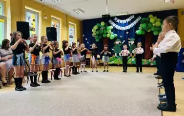 dzieci ustawione do tańca