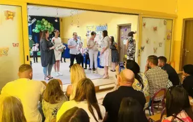 rodzice oglądają występy