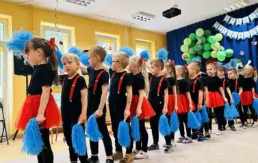 dzieci ustawione w rzędzie