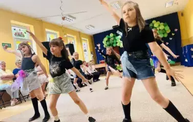 dziewczynki tańczą