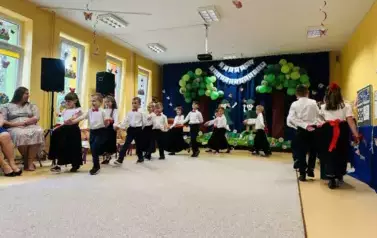 dzieci tańczą poloneza