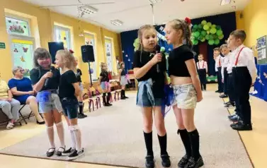 dzieci śpiewają piosenkę