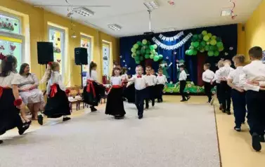 dzieci tańczą poloneza