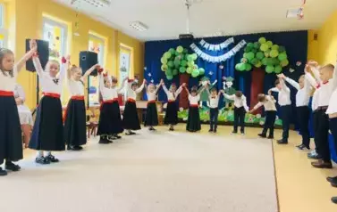 dzieci stoją w p&oacute;łkolu