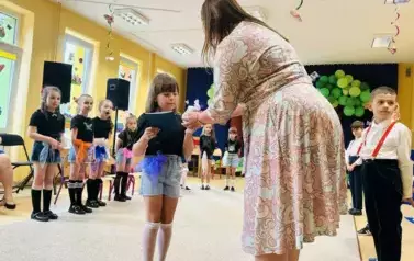 pani dyrektor wręcza dyplom