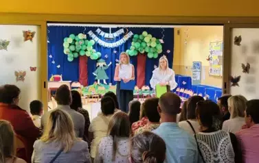 panie witają gości