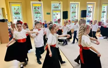 dzieci tańczą poloneza