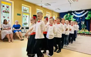 dzieci tańczą poloneza