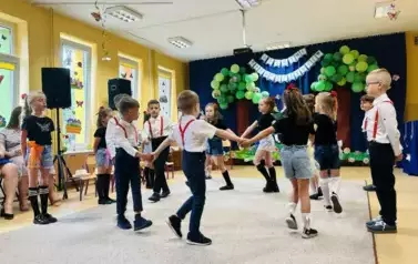 dzieci tańczą w kole