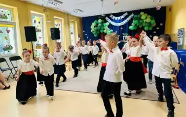 dzieci tańczą poloneza