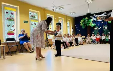 pani dyrektor wręcza chłopcu dyplom