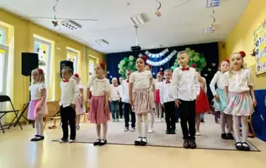 dzieci śpiewają piosenkę