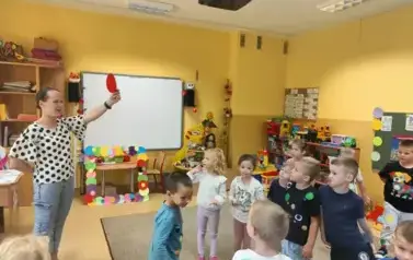 dzieci pokazują kolorowe koła