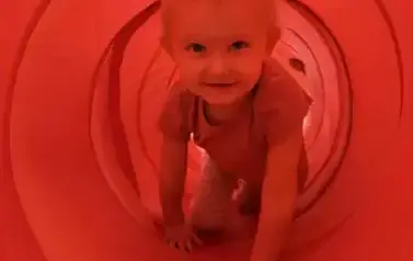 dziewczynka przechodzi przez tunel