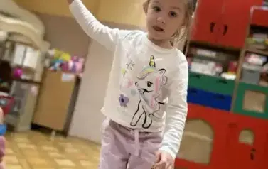 dziewczynka przechodzi po woreczkach