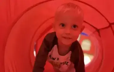 chłopiec przechodzi przez tunel