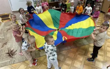 dzieci bawią się chustą animacyjną