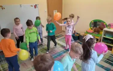 dzieci bawią się kolorowymi balonami