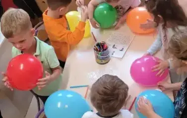 dzieci malują balony