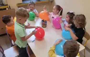 dzieci malują balony
