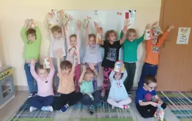 dzieci pokazują słodkie upominki
