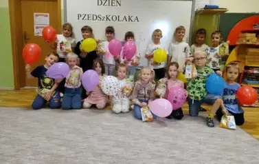 dzieci pozują z balonami