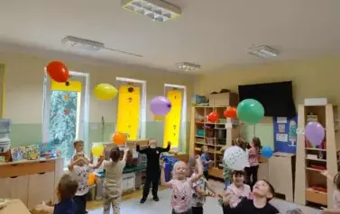 dzieci odbijają balony