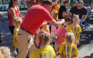 dzieci otrzymują medale za bieg