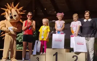 dzieci na podium