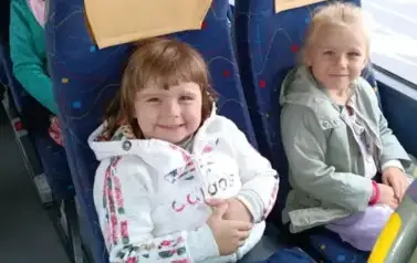 dziewczynki w autokarze
