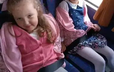dziewczynki w autokarze