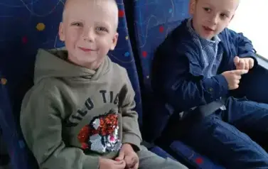 chłopcy w autokarze