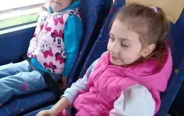 dziewczynki w autokarze