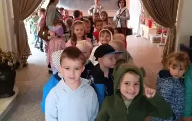 dzieci w holu teatru