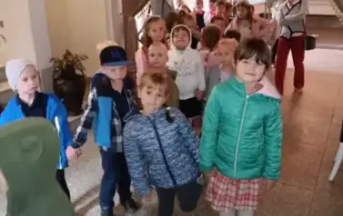 dzieci w holu teatru