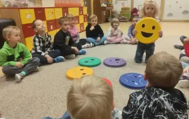 dzieci wskazują na r&oacute;zne symbole emocji