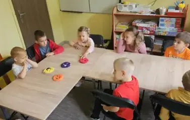 dzieci siedzą przy stoliku
